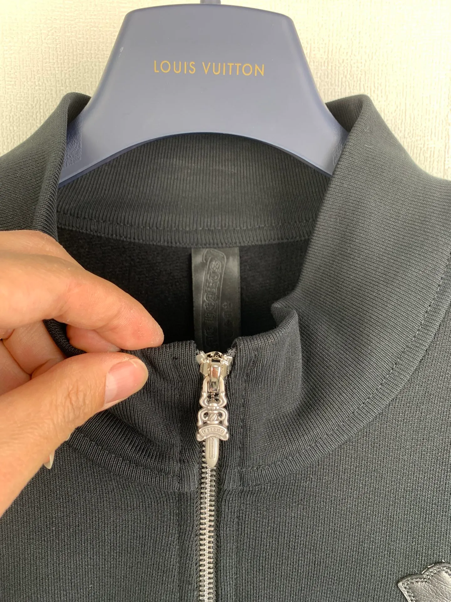 P460 Chrome Hearts 25SS leather cross half-zip long-sleeved sweatshirt. Genuine product purchased and developed by 22719. 480g linen combed cotton fabric, 430g 1*1 matching high-end fashion brand ribbing, fabric fermentation washing, template embroidery, customized 1:1 leather, customized 1:1 back brand, customized 1:1 zipper, customized 1:1 trademark, fitted version Size: S M L XL